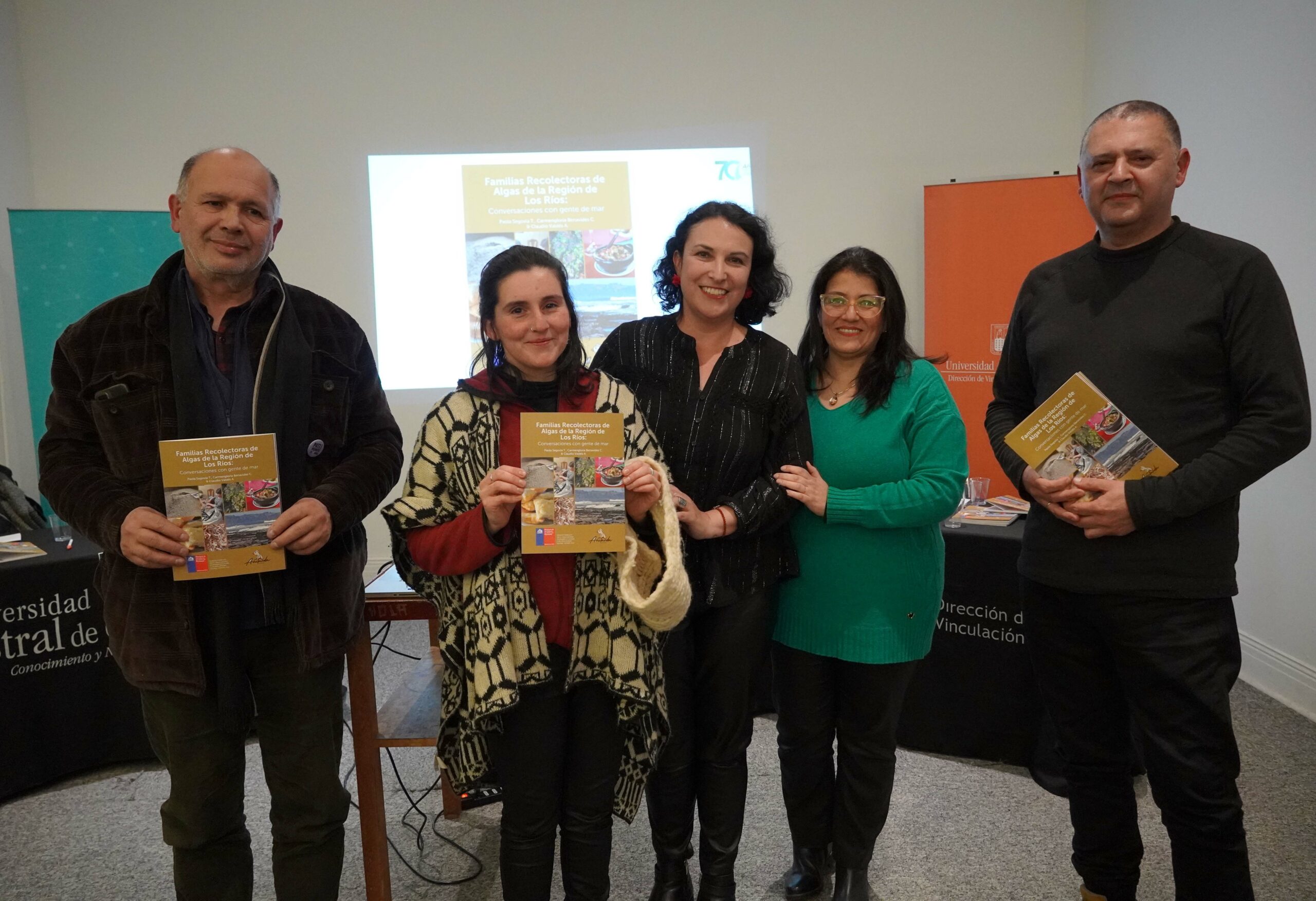 El libro fue escrito por los periodistas y Alumni UACh Paola Segovia Tamayo, Carmengloria Benavides Cáceres y Claudio Valdés Agüero.